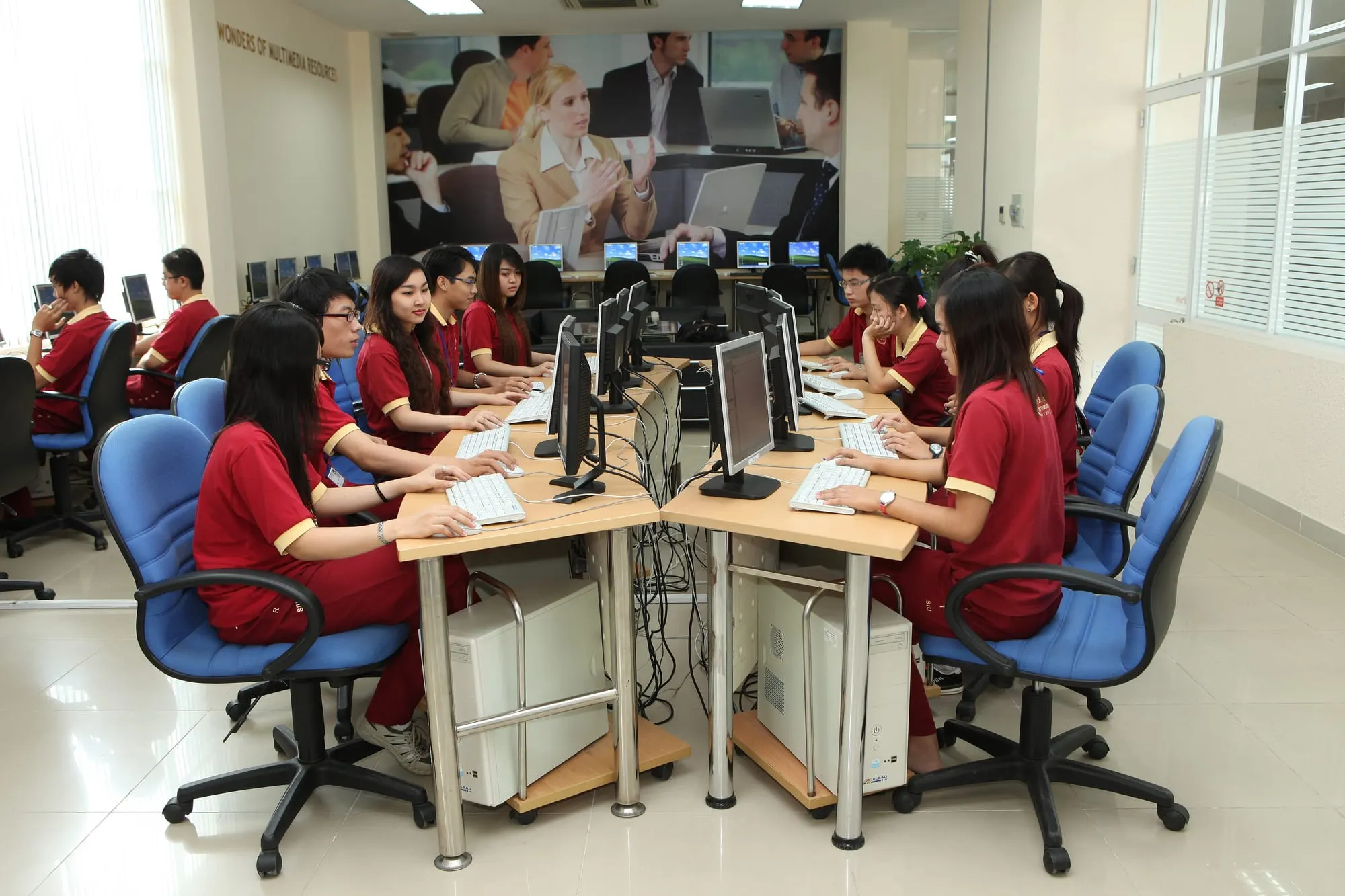 Học sinh thực hành trên máy tính trong phòng tin học