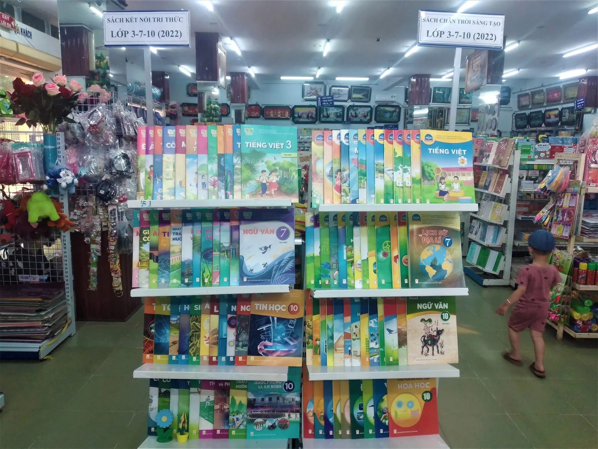 Shelves of new-curriculum textbooks in a bookstore