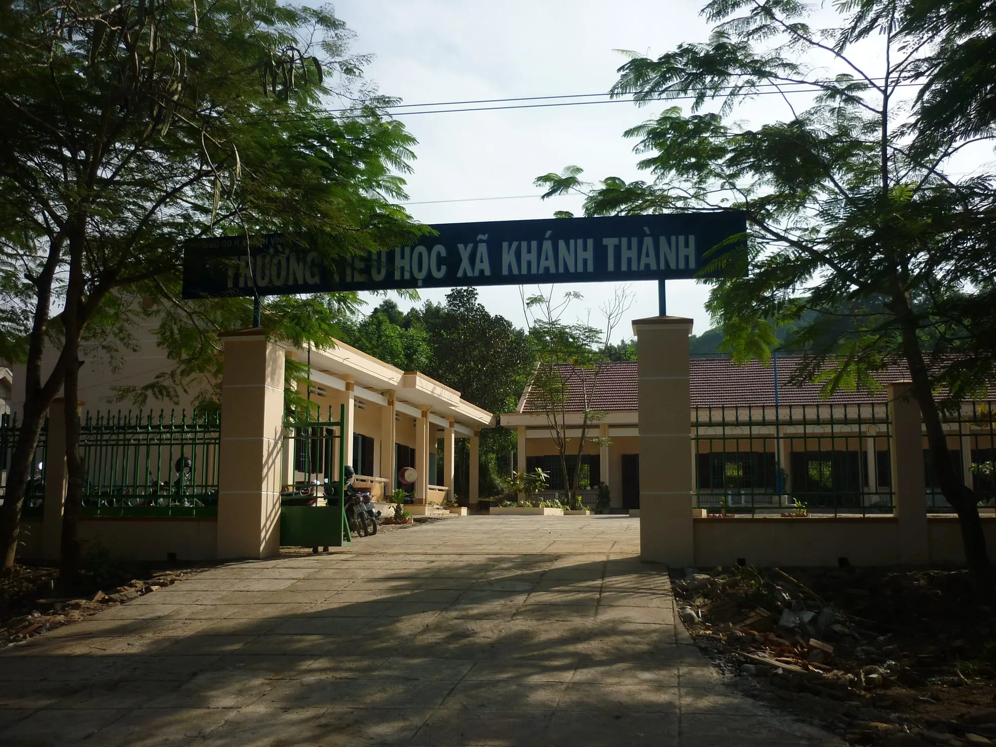 Sân và dãy phòng học của một trường tiểu học ở huyện miền núi Khánh Vĩnh, Khánh Hòa