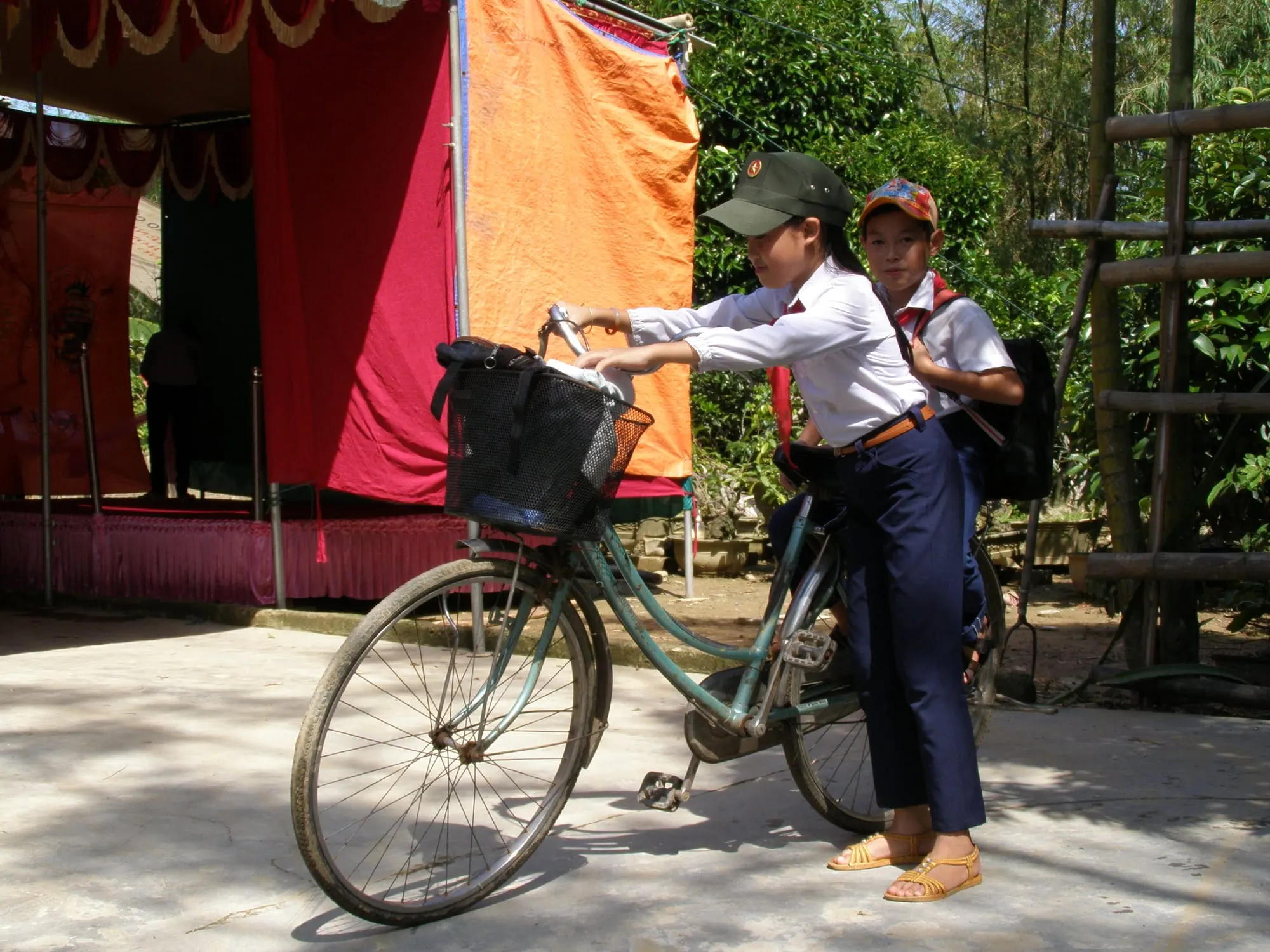 Học sinh dắt xe đạp đến trường